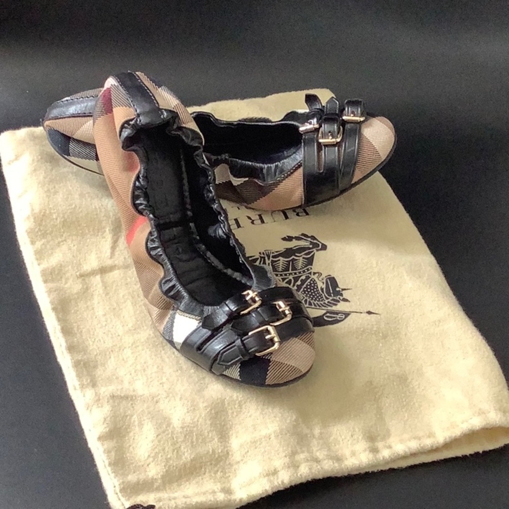 Leather Burberry flats made in Italy